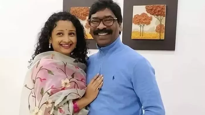 अपनी पत्नी कल्पना सोरेन के साथ झारखंड के पूर्व मुख्यमंत्री हेमंत सोरेन।