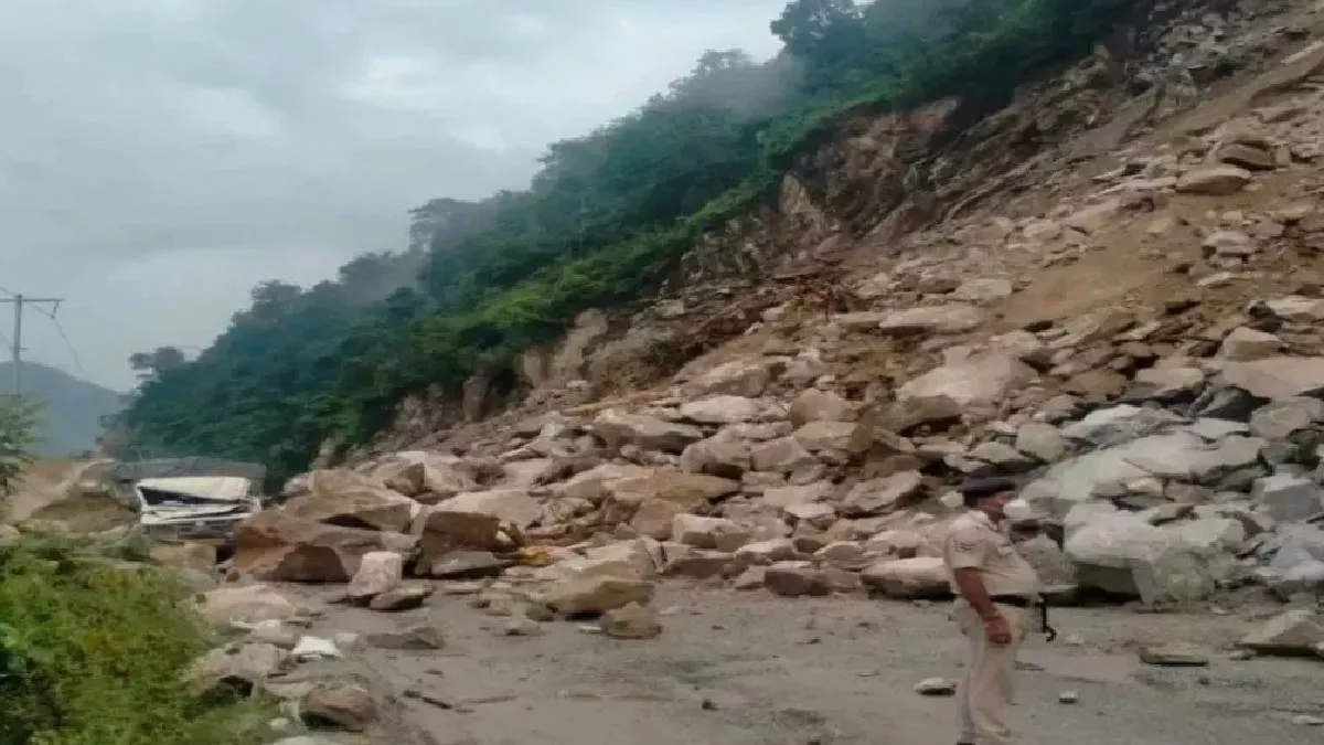 Jammu Landslide News: जम्मू के कुछ हिस्सों में भूस्खलन से मची तबाही, भारी बारिश के बाद तीन डूबे; दो के मौत की आशंका