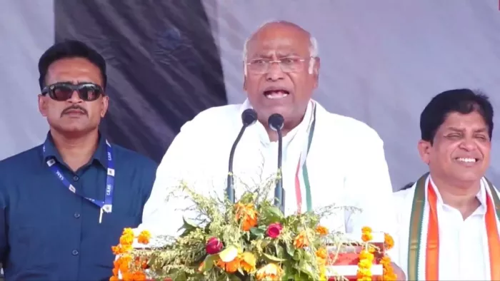 खरगे ने दावा किया कि भाजपा गरीबों का अधिकार छीनने के लिए 400 से अधिक लोकसभा सीटें जीतना चाहती है।