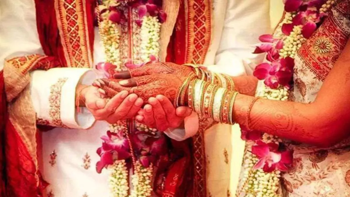 Gorakhpur News: शादी के दिन दाढ़ी बनवाने के बहाने भाग गया था दूल्हा, पंचायत के बाद बनी बात, मंदिर में रचाई शादी