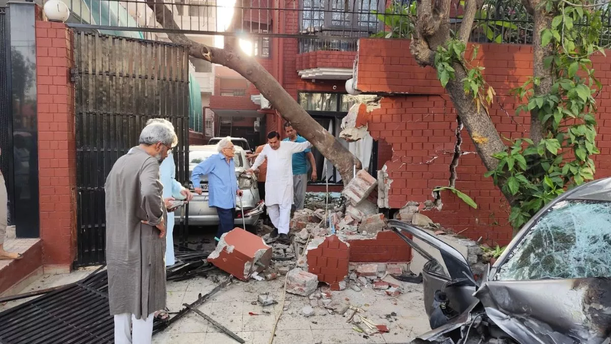 Noida Accident: दीवार तोड़कर मकान में घुसी बेकाबू कार, पांच लोग घायल; सामने आया दहलाने वाला VIDEO