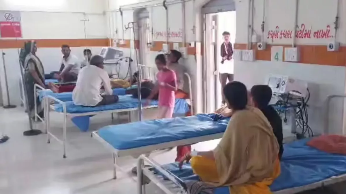 Gujarat News: राजकोट में प्रसाद खाने के बाद 400 लोग बीमार, उल्‍टी की शिकायत के बाद अस्‍पताल में भर्ती