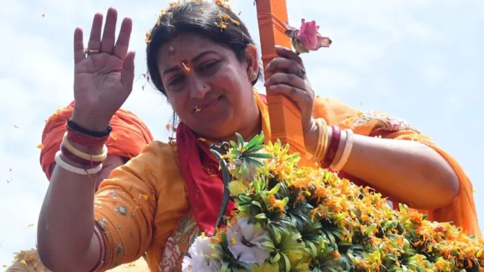 रोड शो के दौरान अभिवादन करती भाजपा प्रत्याशी स्मृति।- जागरण