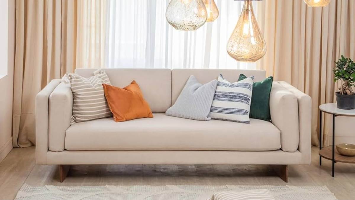 सबसे सस्ता फर्नीचर! 10 हज़ार से कम कीमत वाले लेटेस्ट डिज़ाइनर Sofa Set घरों की बढ़ाएंगे चकाचौंध, छलकेगी खूबसूरती