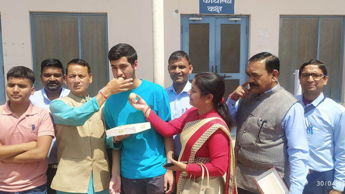 https://www.jagranimages.com/images/newimg/30042024/30_04_2024-uk_board_12th_topper_2024_piyush_23708132.jpg