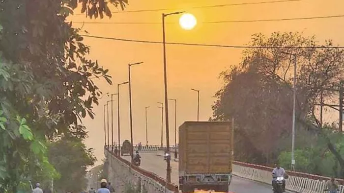 Agra Weather News: सिकंदरा स्थित औद्योगिक क्षेत्र के फ्लाईओवर की स्ट्रीट लाइट पर सूरज। सतीश शर्मा