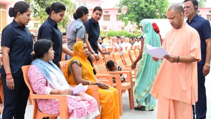 जनता दर्शन में लोगों की फरियाद सुनते सीएम योगी। जागरण