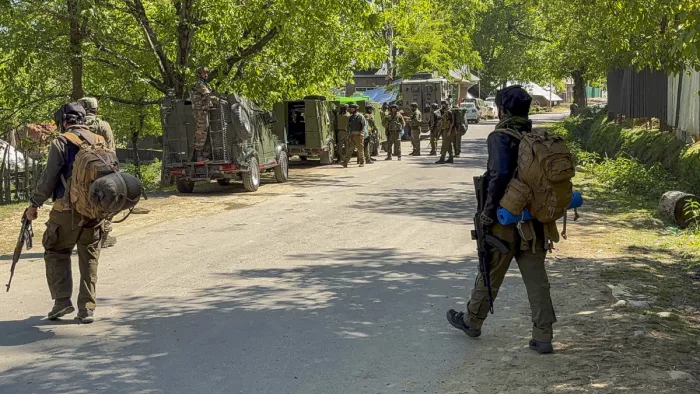 पहलगाम हमले के बाद आतंकियों की तलाश करती हुई भारतीय सेना (एजेंसी फोटो)