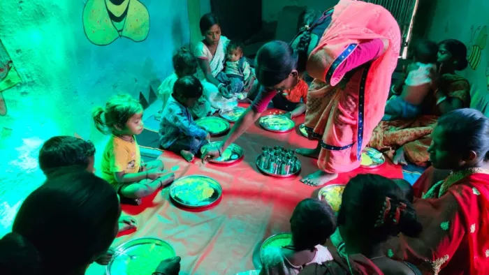 नारगंजो स्थित केंद्र पर की जा रही बच्चों की देखभाल। जागरण