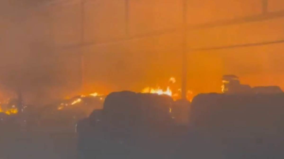 https://www.jagranimages.com/images/newimg/30042025/30_04_2025-kolkata_fire_23928094.jpg