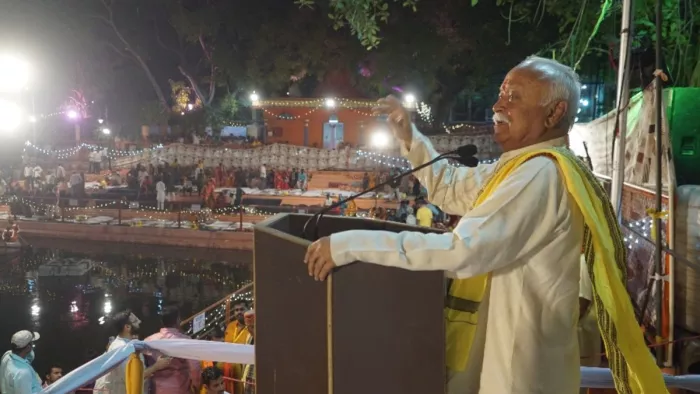 समाज सेवा का संकल्प बन गया परिणय संस्कार का अनूठा संयोग : डॉ. मोहन भागवत। (तस्वीर जागरण)