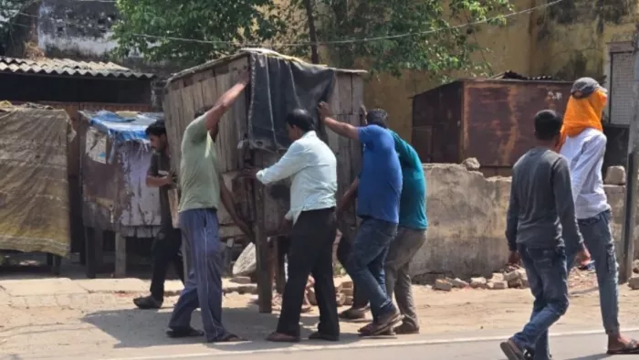 राजापुर में सड़क पर अतिक्रमण हटाने के दौरान गुमटी हटाते दुकानदार। जागरण