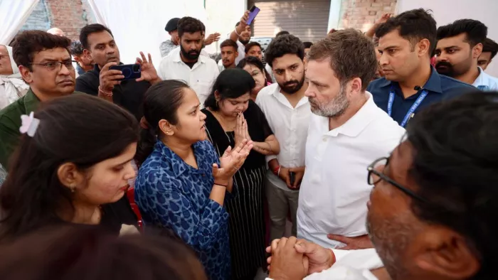 राहुल गांधी ने शुभम द्विवेदी के पिता से पूछा- मुझसे क्या मदद चाहिए?