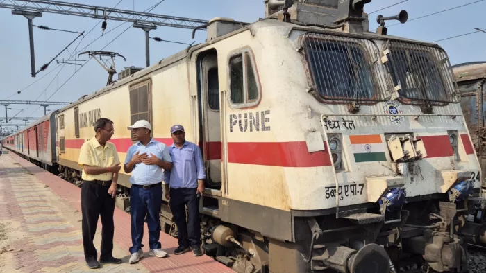 सुपौल से चली पुणे-दानापुर सुपरफास्ट ट्रेन, लोगों में खुशी की लहर (जागरण)
