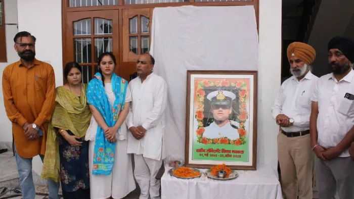 लेफ्टिनेंट विनय नरवाल को नमन करते उनके परिवार के सदस्य