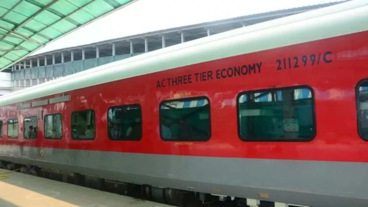 ट्रेन के AC कोच में नशाखुरानी गैंग के शिकार बने नौसेना अधिकारी, जब टॉयलेट से आकर पानी पिया तो...