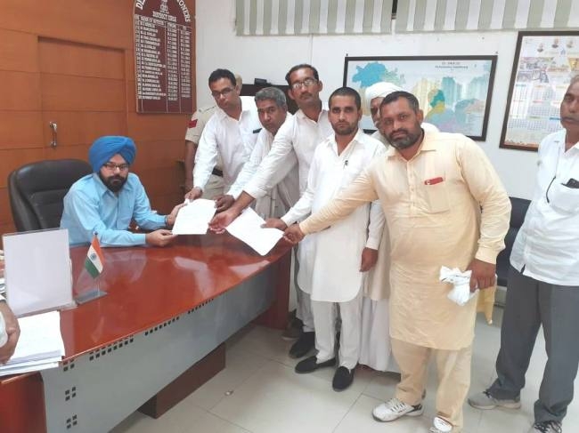 एक एकड़ जमीन का बाजार मूल्य 50-60 लाख है, कलेक्टर रेट बढ़ाने की ग्रामीणों ने रखी मांग