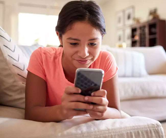 eyesight of Children and young people being affected due to spending more  time on mobile in lockdown