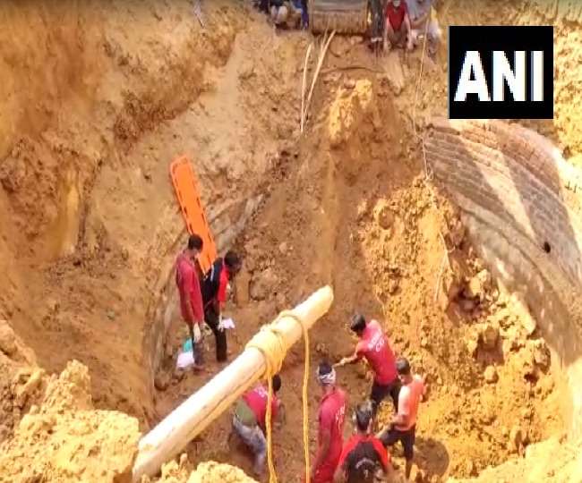 छत्तीसगढ़ के सूरजपुर जिले में रविवार को भूस्खलन से बोरवेल में फंसने से 3 मजदूरों की मौत हो गई।