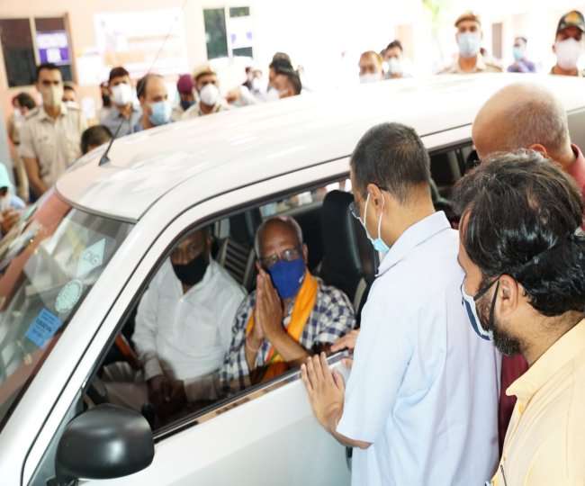 केजरीवाल ने माडल टाउन स्थित छत्रसाल स्टेडियम में निश्शुल्क ड्राइव थ्रू वैक्सीनेशन सेंटर की शुरुआत की।