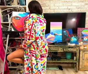 Janhvi Kapoor shared a photo and asked 'Can I call myself a painter yet?'. photo source @janhvikapoor instagram.