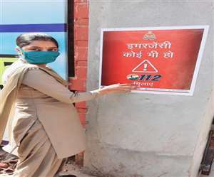 पीआरवी पर तैनात पुलिसकर्मी गली-गली और कालोनी में साइनेज लगाकर जागरुक कर रहे हैं।