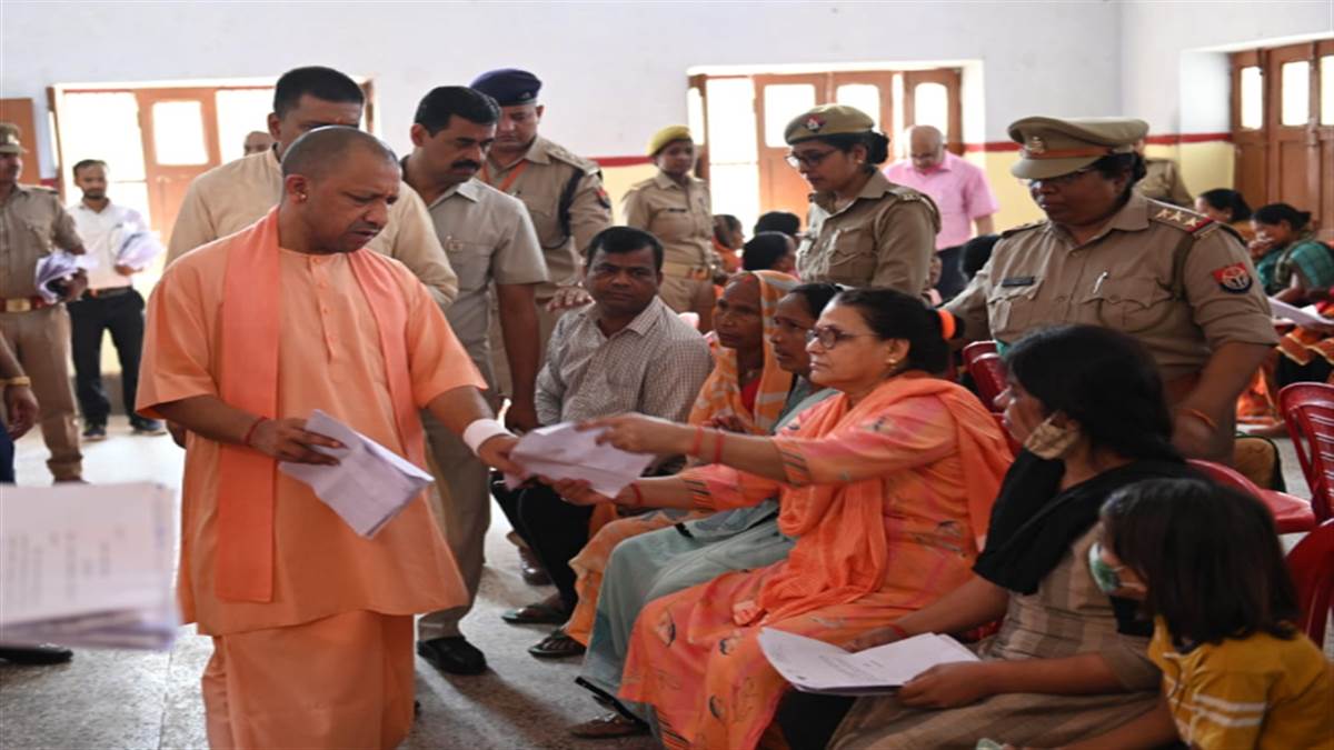 गोरखनाथ मंद‍िर में जनता की समस्‍याएं सुनते सीएम योगी आद‍ित्‍यनाथ। - सौजन्‍य, सूचना व‍िभाग गोरखपुर।