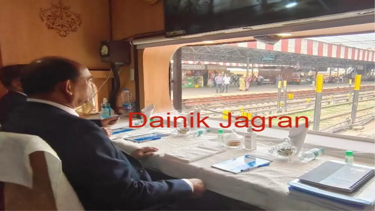 रेलवे का सिस्टम जानने को लखनऊ से रायबरेली के लिए रवाना हुए बांग्लादेश के रेलमंत्री, डीआरएम ने भेंट किया चारबाग स्टेशन का माडल