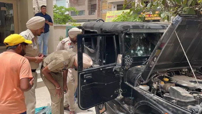 मानसा में सिद्धू मूसेवाला की गाड़ी की जांच करती पुलिस व फारेंसिंक टीम। (जागरण)