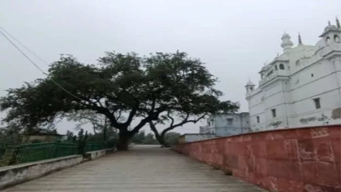 वाद पत्र के मुताबिक सनातन काल में लक्ष्मण ने गोमती के किनारे एक टीले पर शिवलिंग की प्राण-प्रतिष्ठा कराई थी।