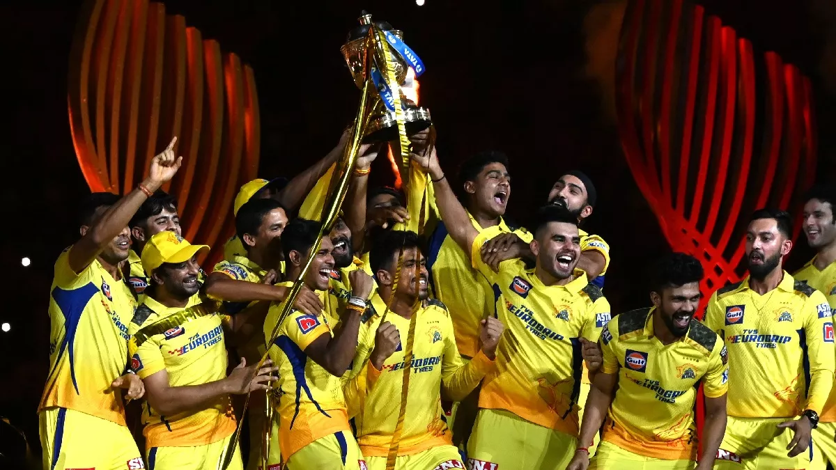 IPL 2023 Final: माही मैजिक ने आईपीएल में बढ़ाया चेन्नई सुपर किंग्स का कद, एक रथ पर सवार हुए धोनी और रोहित