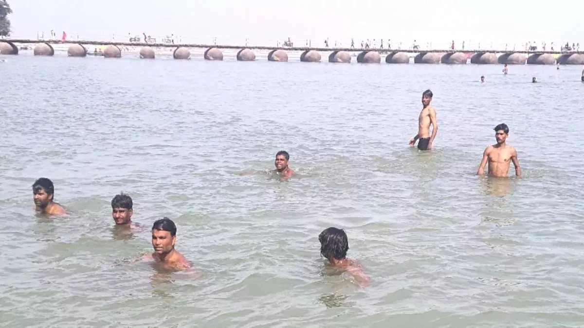 फर्रूखाबाद में गंगा स्नान करने के दौरान दो छात्र डूबे, बीफार्मा स्‍टूडेंट का म‍िला शव, दूसरे की तलाश जारी