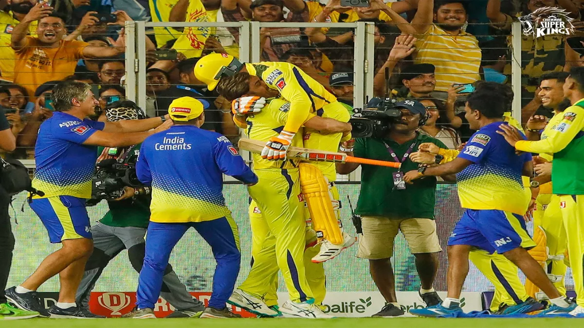 बच्चे की तरह गोद में उठाया... फिर Jadeja को गले लगाकर खूब झूमे MS Dhoni,  माही को अपना दीवाना बना गए जड्डू - MS Dhoni lifts Ravindra Jadeja after CSK  All rounder