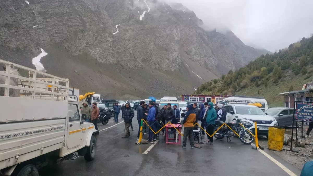 Manali-Leh Highway: बारालाचा पास में हिमपात से मनाली-लेह मार्ग बंद, दारचा में रुके हैं दर्जनों वाहन