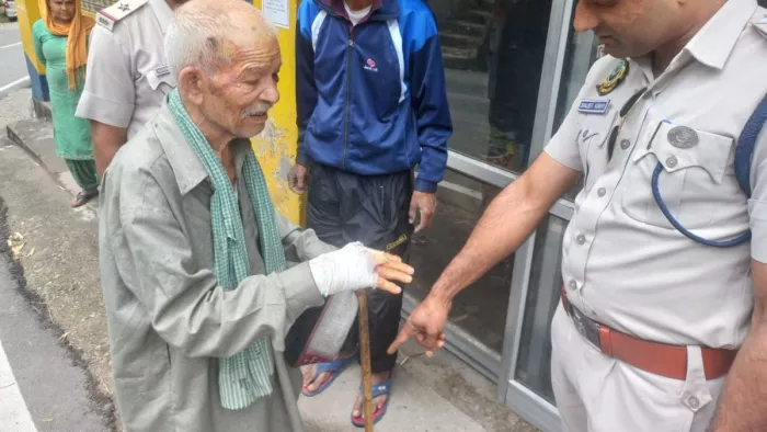 दिनदहाड़े बूढ़े व्यक्ति की दुकान से लूटे 10 हजार रुपए