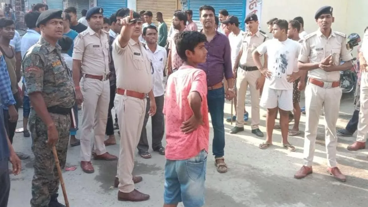 मुजफ्फरपुर में छात्रा की मौत पर बवाल: तालाब में मिला शव, लोगों ने पुलिस की दो गाड़ियां फूंकी; लापरवाही का आरोप
