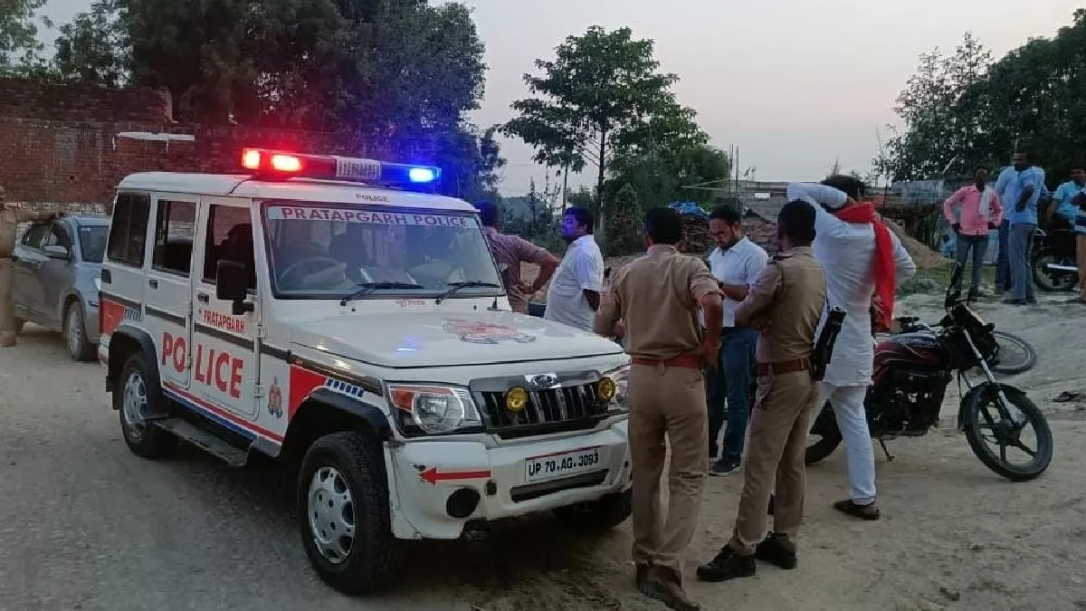 Pratapgarh News: टाइनी शाखा संचालक से बदमाशों ने लूटे 35 हजार, घटना को अंजाम देकर तमंचा लहराते हुए भागे