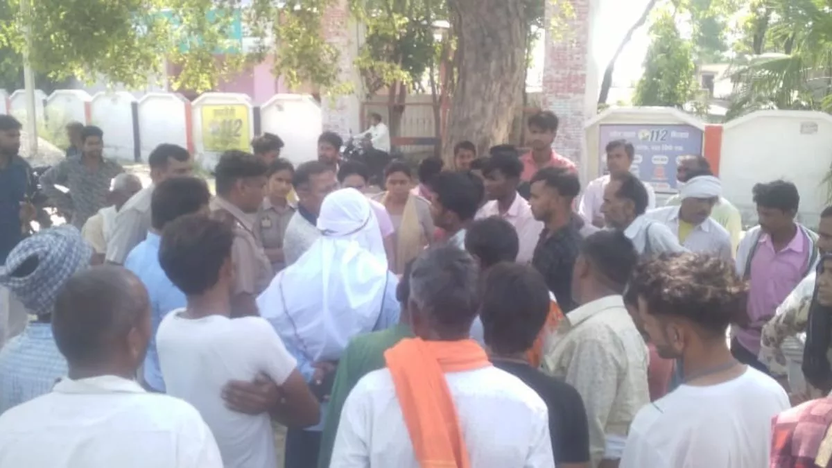 Bulandshahar: पेड़ पर मिला था युवक का शव, पुलिस ने बताया आत्महत्या, थाने पहुंची भीड़ ने किया खाकी पर पथराव