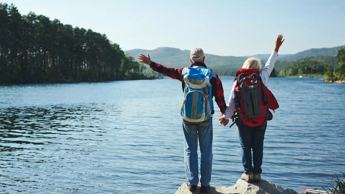 Travel Tips: बुजुर्गों के साथ सफर करते वक्त ध्यान रखें ये जरूरी बातें