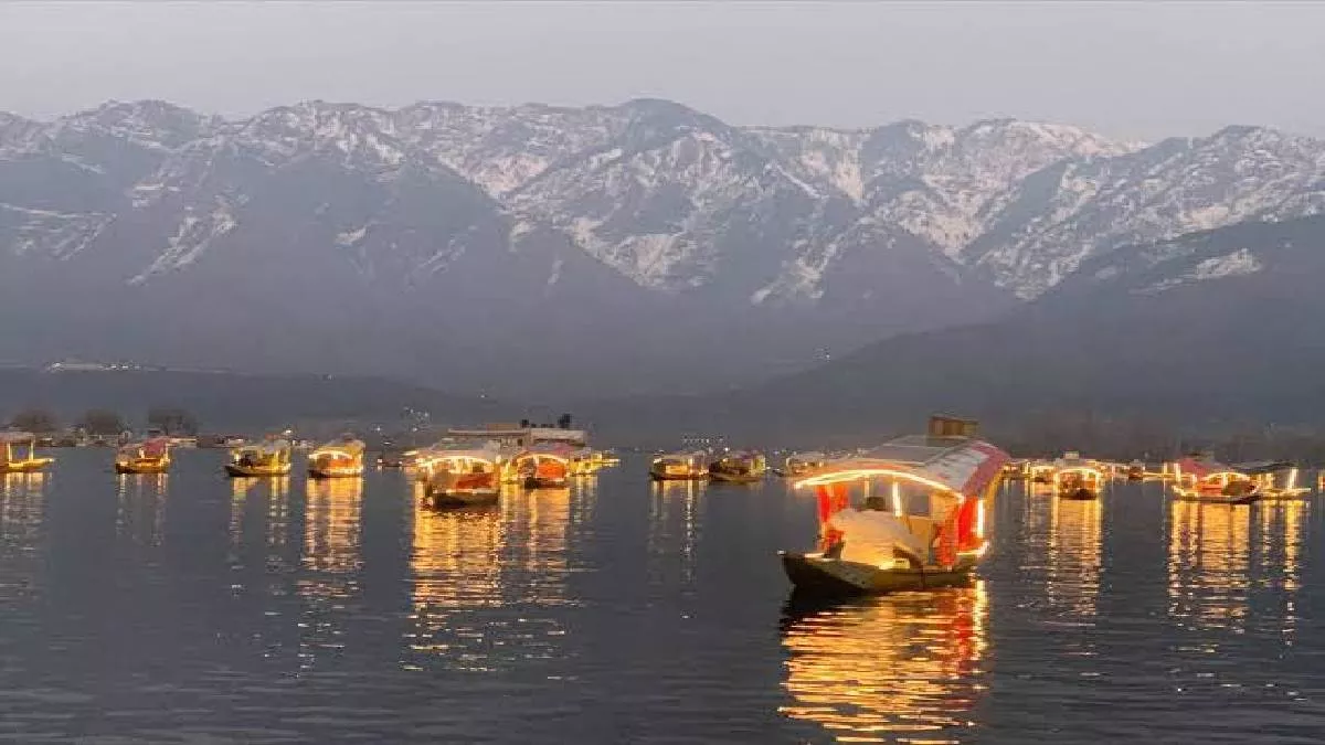 Srinagar News: डल झील में आंधी से डोलने लगे शिकारे, 21 पर्यटकों को किया गया रेस्‍क्‍यू