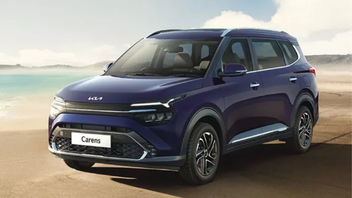 Kia Carens के Facelift वर्जन की भारत में पहली बार हो रही है टेस्टिंग।
