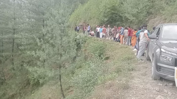 ऑल्टो कार फागुधार के पास कार अनियंत्रित होकर 500 मीटर गहरी खाई में गिर गई