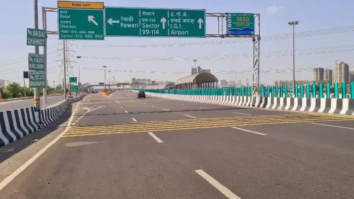 सड़कों पर कर्फ्यू जैसे हालात, यह तस्वीर सेक्टर 37डी स्थित गुरुग्राम- द्वारका एक्सप्रेस-वे की है।