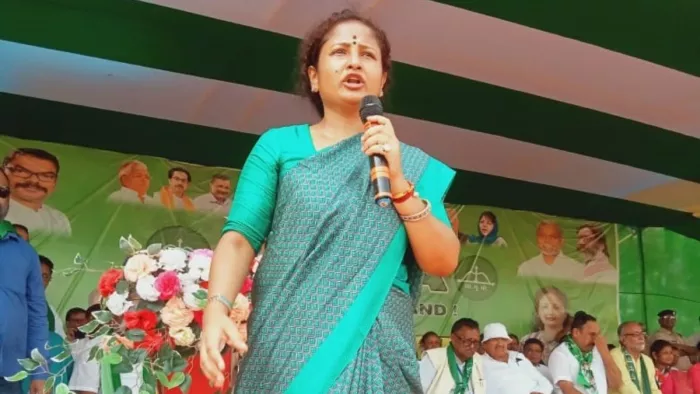 जामताड़ा के बेना काली मंदिर मैदान में आयोजित जनसभा को संबोधित करती जेएमएम नेत्री कल्पना सोरेन
