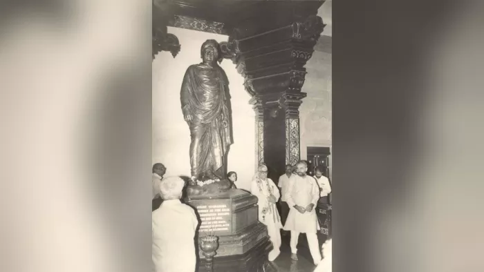 विवेकानंद रॉक मेमोरियल में ध्यान से पहले PM मोदी की 33 साल पुरानी तस्वीर हो रही वायरल। फोटोः @modiarchive