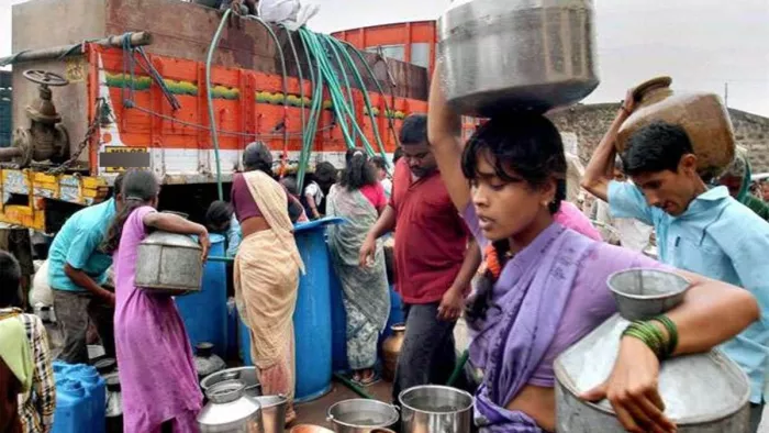 तपिश के बीच पेयजल संकट से दो-चार हो रहे शहर के लोग। (सांकेतिक फोटो)