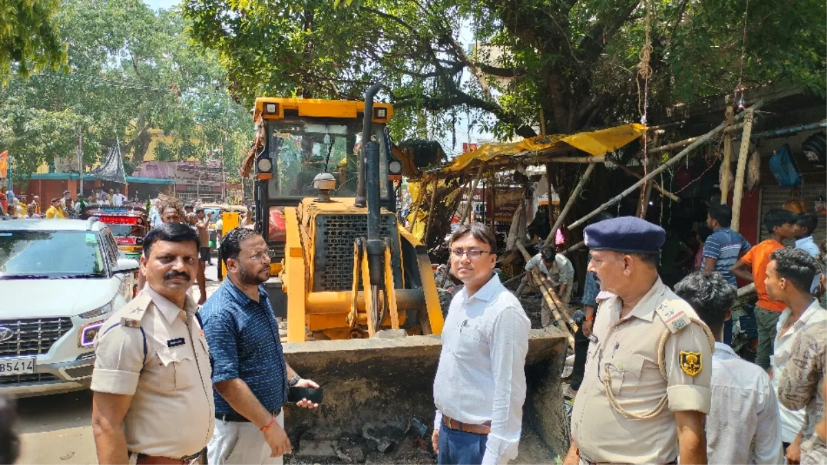 Bulldozer Action: पटना में बुलडोजर एक्शन से दुकानदारों में मचा हड़कंप, कई दुकानों को किया गया ध्वस्त