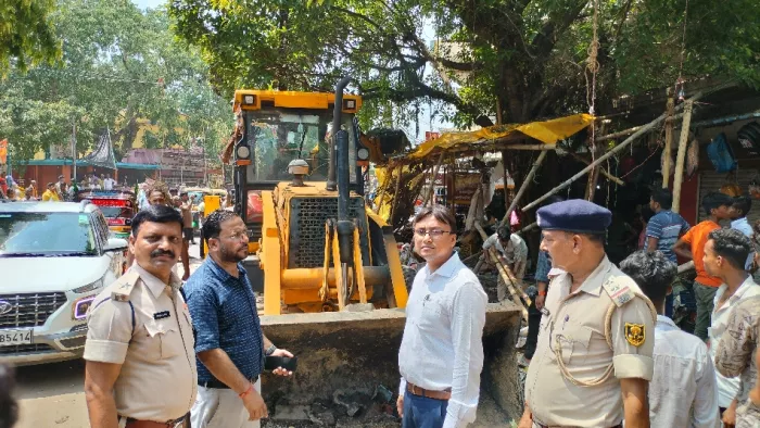 पालीगंज में नो वेंडर जोन से बुलडोजर चलाकर हटाया गया अतिक्रमण