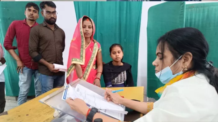जिला अस्पताल के ओपीडी में मरीजों की जांच करती चर्मरोग विशेषज्ञ डॉक्टर पूनम। जागरण