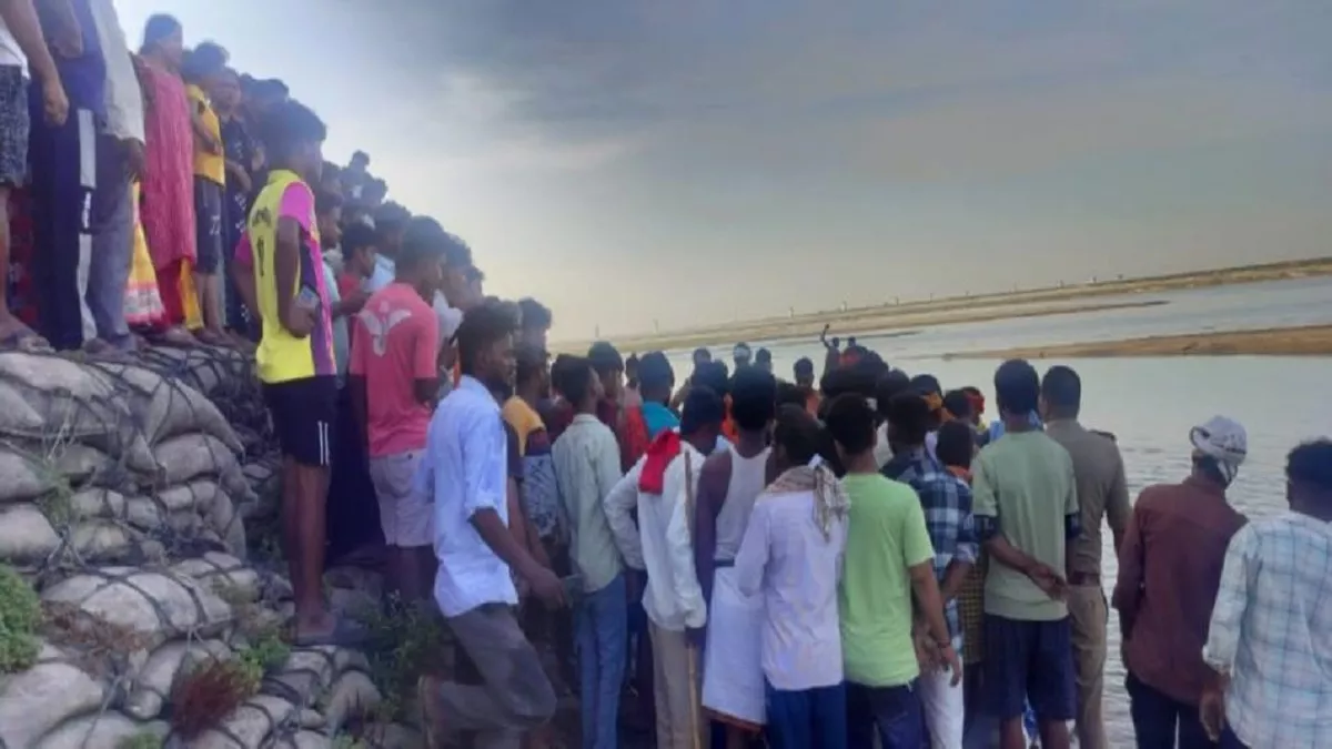 गंगा में उतराया मिला किशोरों का शव, एक दिन पहले तीनों दोस्त साइकिल से गए थे कोचिंग; घाट पर मिली कॉपी-किताब
